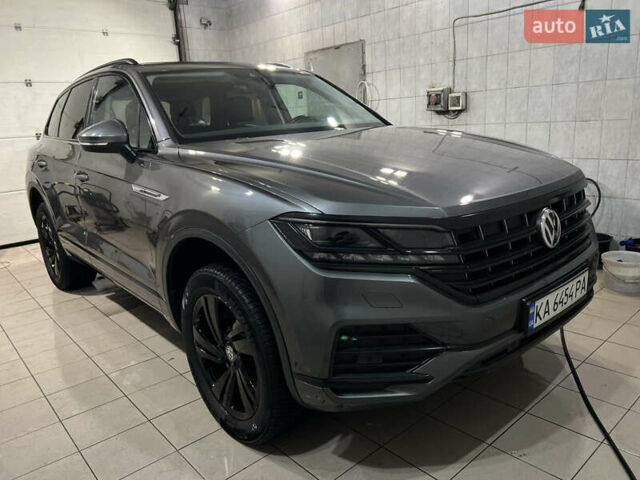 Серый Фольксваген Туарег, объемом двигателя 2.97 л и пробегом 225 тыс. км за 43900 $, фото 1 на Automoto.ua