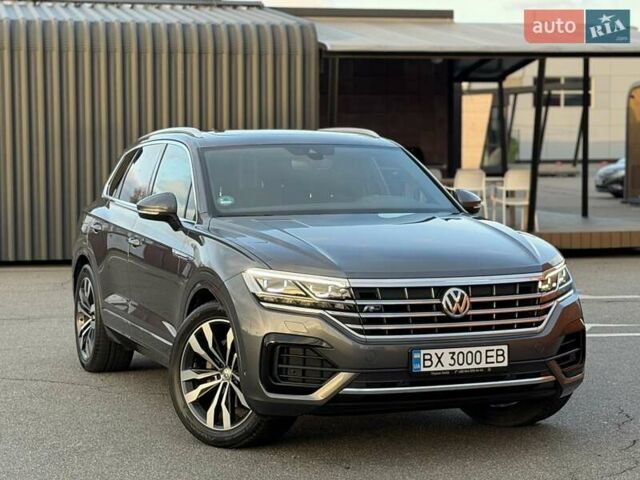 Серый Фольксваген Туарег, объемом двигателя 2.97 л и пробегом 139 тыс. км за 45900 $, фото 1 на Automoto.ua