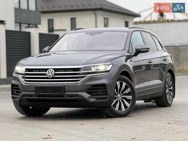 Серый Фольксваген Туарег, объемом двигателя 2.99 л и пробегом 200 тыс. км за 33700 $, фото 1 на Automoto.ua