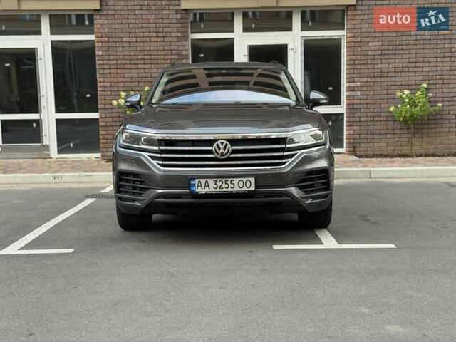 Сірий Фольксваген Туарег, об'ємом двигуна 3 л та пробігом 253 тис. км за 32900 $, фото 1 на Automoto.ua