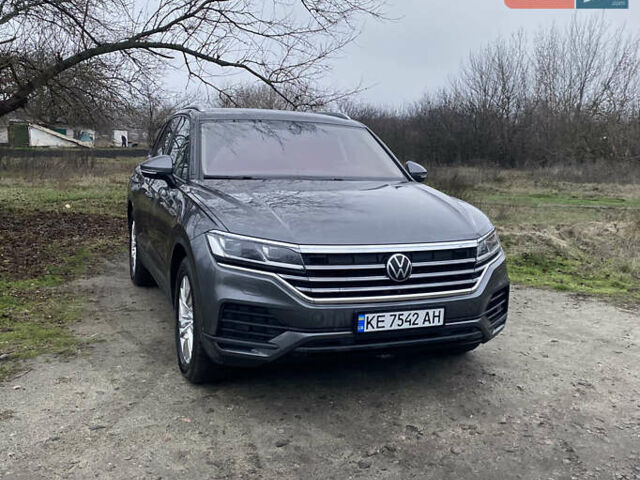 Серый Фольксваген Туарег, объемом двигателя 2.97 л и пробегом 180 тыс. км за 38000 $, фото 1 на Automoto.ua