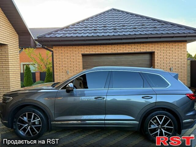 Сірий Фольксваген Туарег, об'ємом двигуна 3 л та пробігом 62 тис. км за 56999 $, фото 1 на Automoto.ua