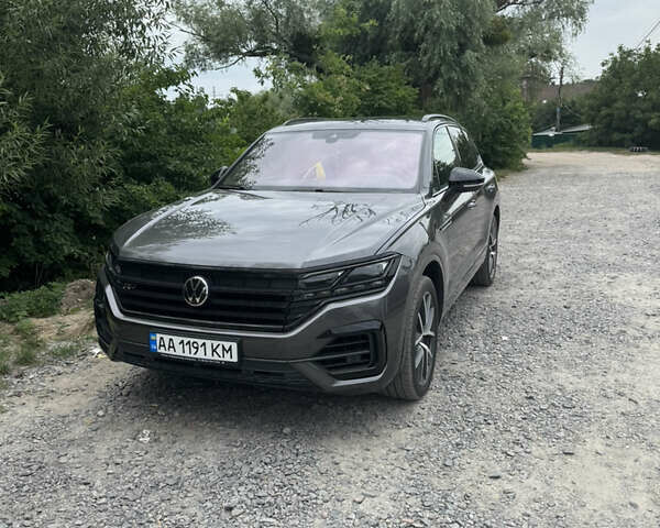 Серый Фольксваген Туарег, объемом двигателя 2.97 л и пробегом 108 тыс. км за 57800 $, фото 1 на Automoto.ua