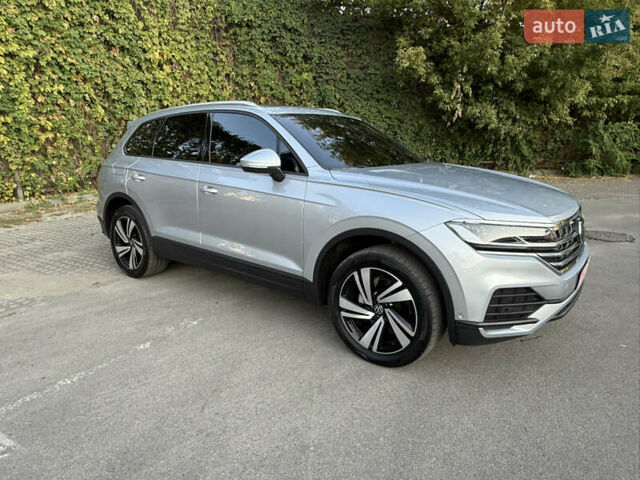 Серый Фольксваген Туарег, объемом двигателя 3 л и пробегом 56 тыс. км за 49000 $, фото 1 на Automoto.ua