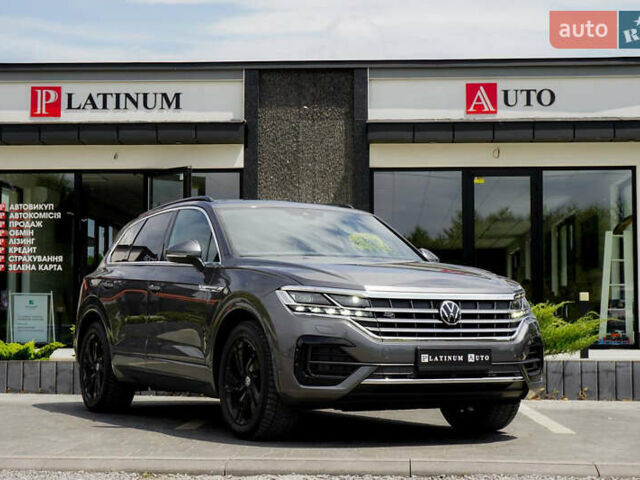 Серый Фольксваген Туарег, объемом двигателя 3 л и пробегом 160 тыс. км за 51500 $, фото 1 на Automoto.ua