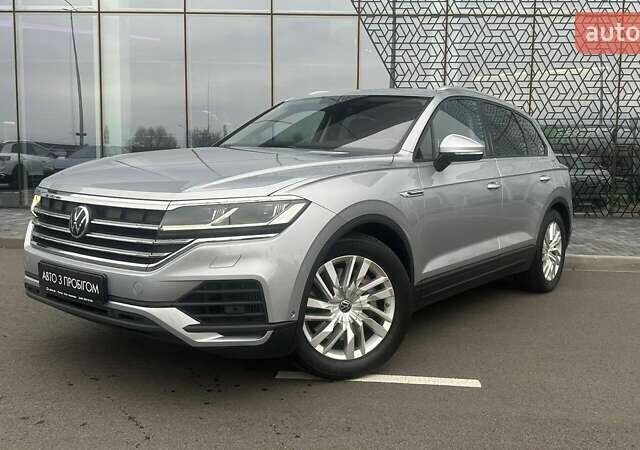 Сірий Фольксваген Туарег, об'ємом двигуна 3 л та пробігом 88 тис. км за 39726 $, фото 1 на Automoto.ua