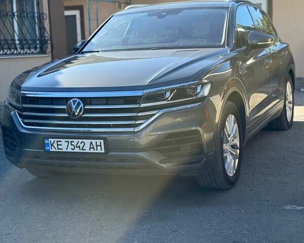 Сірий Фольксваген Туарег, об'ємом двигуна 2.97 л та пробігом 175 тис. км за 45000 $, фото 1 на Automoto.ua