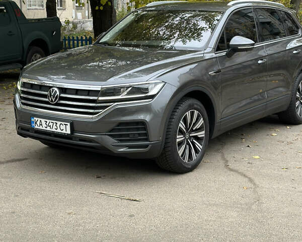 Серый Фольксваген Туарег, объемом двигателя 3 л и пробегом 129 тыс. км за 45500 $, фото 1 на Automoto.ua