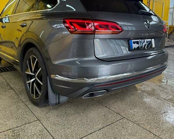 Серый Фольксваген Туарег, объемом двигателя 2.99 л и пробегом 180 тыс. км за 49000 $, фото 1 на Automoto.ua