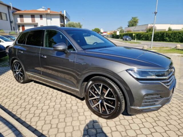 Серый Фольксваген Туарег, объемом двигателя 3 л и пробегом 19 тыс. км за 31000 $, фото 1 на Automoto.ua