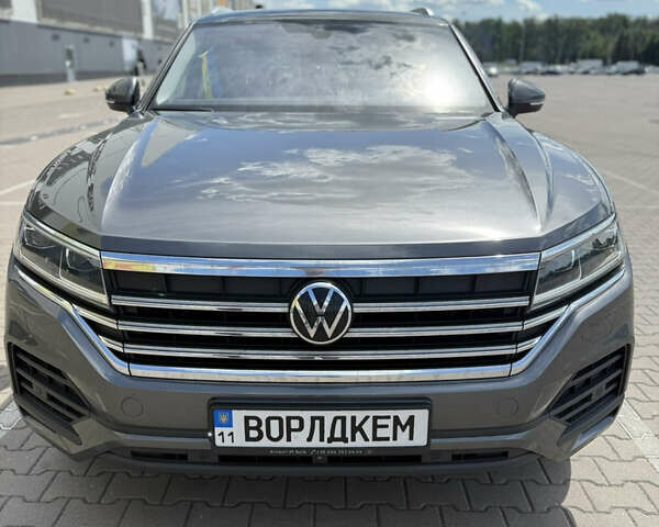 Серый Фольксваген Туарег, объемом двигателя 2.97 л и пробегом 159 тыс. км за 55000 $, фото 1 на Automoto.ua