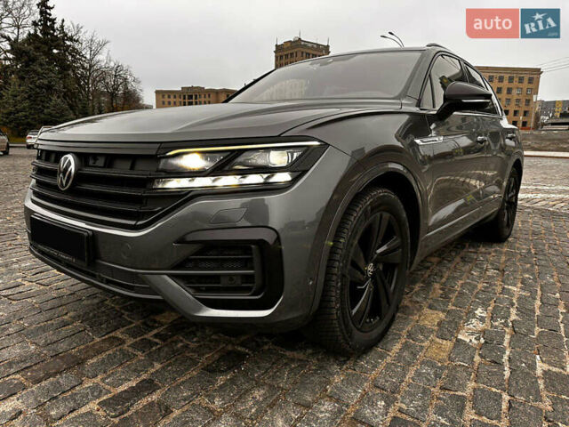Серый Фольксваген Туарег, объемом двигателя 3 л и пробегом 90 тыс. км за 53500 $, фото 1 на Automoto.ua