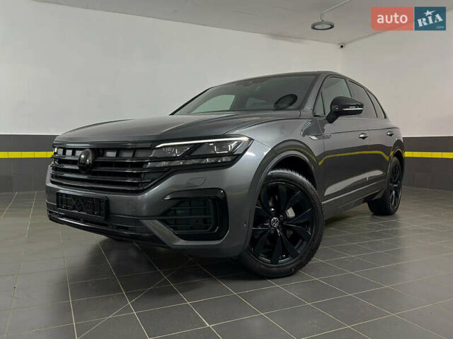 Серый Фольксваген Туарег, объемом двигателя 3 л и пробегом 141 тыс. км за 58999 $, фото 1 на Automoto.ua