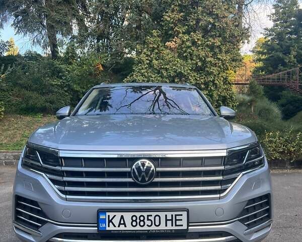 Серый Фольксваген Туарег, объемом двигателя 2.97 л и пробегом 8 тыс. км за 64000 $, фото 1 на Automoto.ua