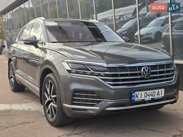 Серый Фольксваген Туарег, объемом двигателя 3 л и пробегом 137 тыс. км за 56900 $, фото 1 на Automoto.ua