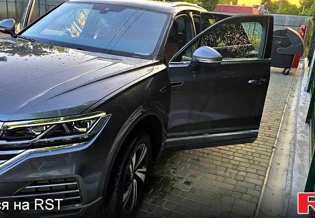 Серый Фольксваген Туарег, объемом двигателя 3 л и пробегом 41 тыс. км за 62000 $, фото 1 на Automoto.ua