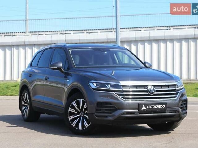 Серый Фольксваген Туарег, объемом двигателя 2.97 л и пробегом 50 тыс. км за 60500 $, фото 1 на Automoto.ua