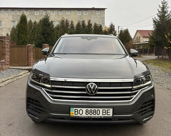 Серый Фольксваген Туарег, объемом двигателя 2.97 л и пробегом 71 тыс. км за 61500 $, фото 1 на Automoto.ua