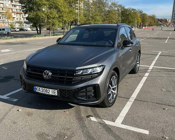 Серый Фольксваген Туарег, объемом двигателя 2.97 л и пробегом 25 тыс. км за 84000 $, фото 1 на Automoto.ua