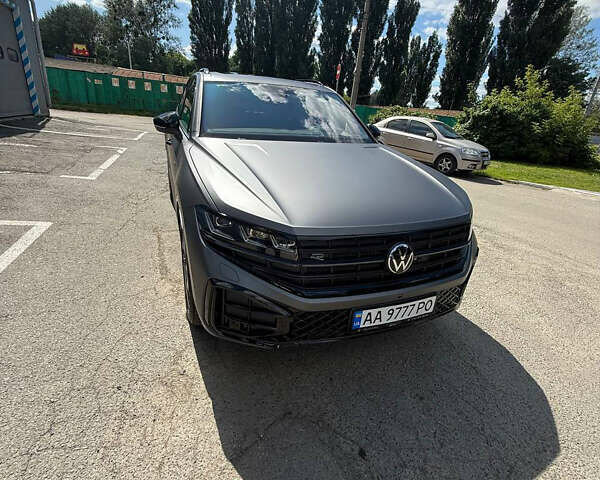 Серый Фольксваген Туарег, объемом двигателя 2.97 л и пробегом 17 тыс. км за 87000 $, фото 1 на Automoto.ua