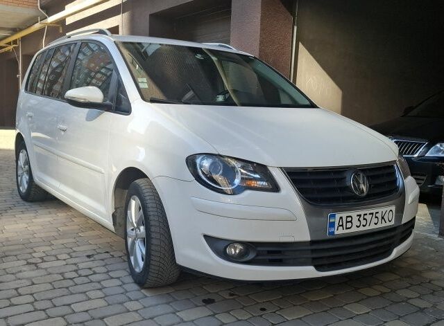 Білий Фольксваген Туран, об'ємом двигуна 2 л та пробігом 244 тис. км за 8500 $, фото 1 на Automoto.ua
