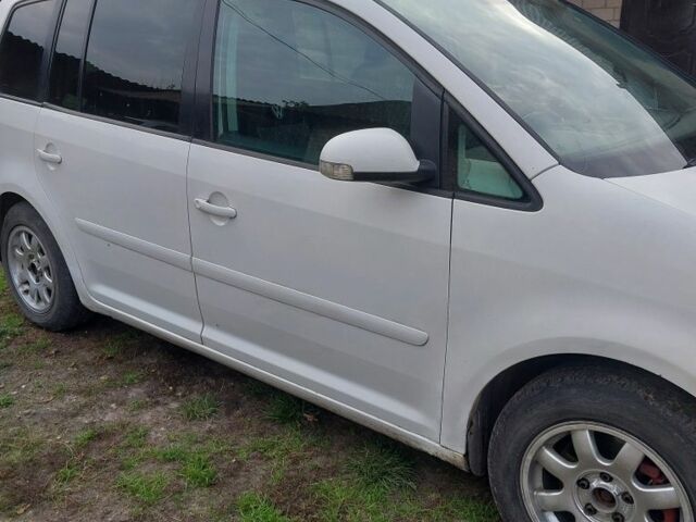 Белый Фольксваген Туран, объемом двигателя 1.9 л и пробегом 350 тыс. км за 4860 $, фото 1 на Automoto.ua