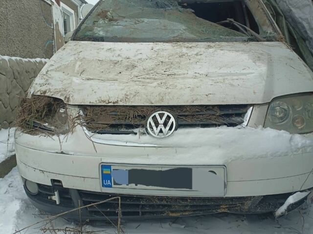 Белый Фольксваген Туран, объемом двигателя 2 л и пробегом 398 тыс. км за 2500 $, фото 1 на Automoto.ua