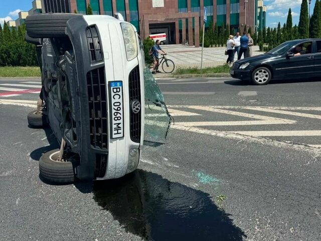 Білий Фольксваген Туран, об'ємом двигуна 1.6 л та пробігом 300 тис. км за 2300 $, фото 1 на Automoto.ua
