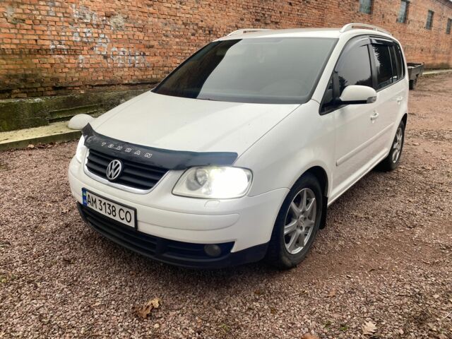 Белый Фольксваген Туран, объемом двигателя 2 л и пробегом 350 тыс. км за 5000 $, фото 1 на Automoto.ua
