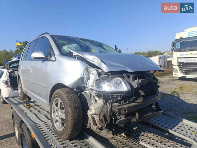 Білий Фольксваген Туран, об'ємом двигуна 2 л та пробігом 200 тис. км за 2800 $, фото 1 на Automoto.ua