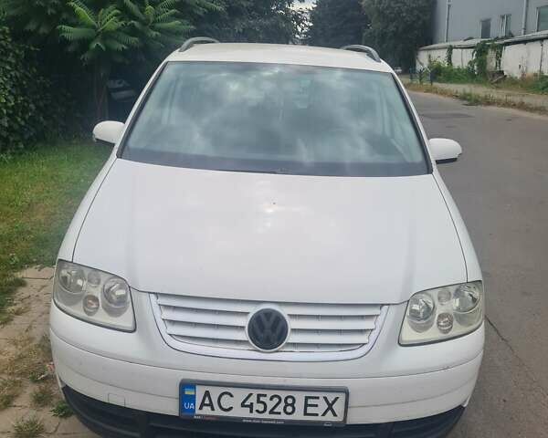 Білий Фольксваген Туран, об'ємом двигуна 1.98 л та пробігом 324 тис. км за 6500 $, фото 1 на Automoto.ua