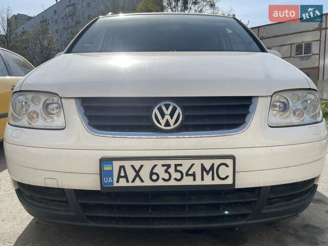 Белый Фольксваген Туран, объемом двигателя 1.9 л и пробегом 420 тыс. км за 4724 $, фото 1 на Automoto.ua
