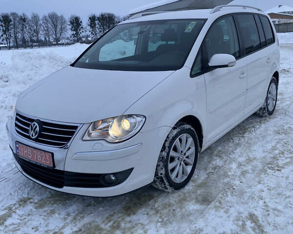 Белый Фольксваген Туран, объемом двигателя 1.4 л и пробегом 230 тыс. км за 7100 $, фото 1 на Automoto.ua