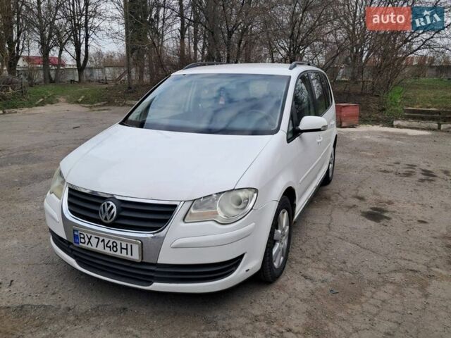Белый Фольксваген Туран, объемом двигателя 1.97 л и пробегом 336 тыс. км за 4900 $, фото 1 на Automoto.ua