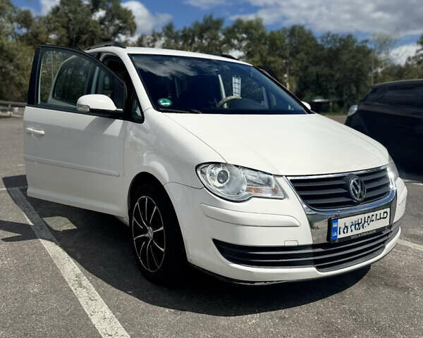 Белый Фольксваген Туран, объемом двигателя 1.4 л и пробегом 246 тыс. км за 5500 $, фото 1 на Automoto.ua