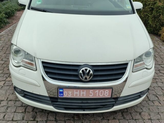 Білий Фольксваген Туран, об'ємом двигуна 2 л та пробігом 100 тис. км за 9800 $, фото 1 на Automoto.ua