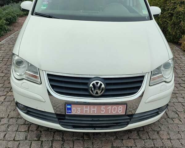 Білий Фольксваген Туран, об'ємом двигуна 2 л та пробігом 99 тис. км за 9800 $, фото 1 на Automoto.ua