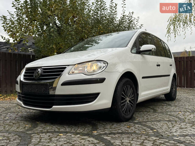 Білий Фольксваген Туран, об'ємом двигуна 1.6 л та пробігом 218 тис. км за 8499 $, фото 1 на Automoto.ua