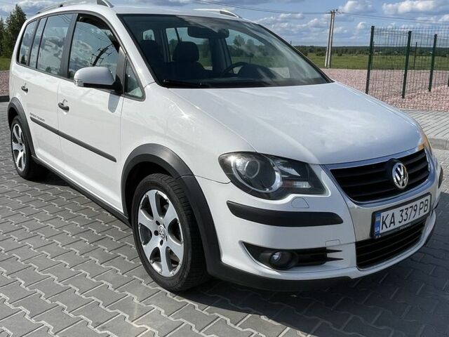 Белый Фольксваген Туран, объемом двигателя 0 л и пробегом 253 тыс. км за 8200 $, фото 1 на Automoto.ua