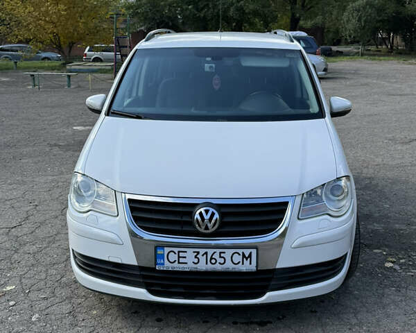 Белый Фольксваген Туран, объемом двигателя 1.9 л и пробегом 295 тыс. км за 6999 $, фото 1 на Automoto.ua