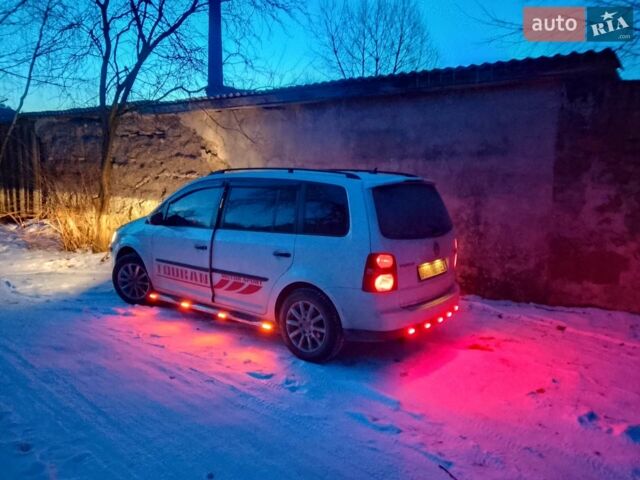 Білий Фольксваген Туран, об'ємом двигуна 1.9 л та пробігом 333 тис. км за 7100 $, фото 1 на Automoto.ua