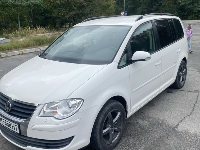 Белый Фольксваген Туран, объемом двигателя 1.4 л и пробегом 198 тыс. км за 6000 $, фото 1 на Automoto.ua