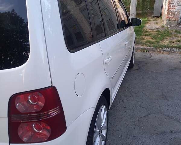 Белый Фольксваген Туран, объемом двигателя 1.97 л и пробегом 345 тыс. км за 8000 $, фото 1 на Automoto.ua