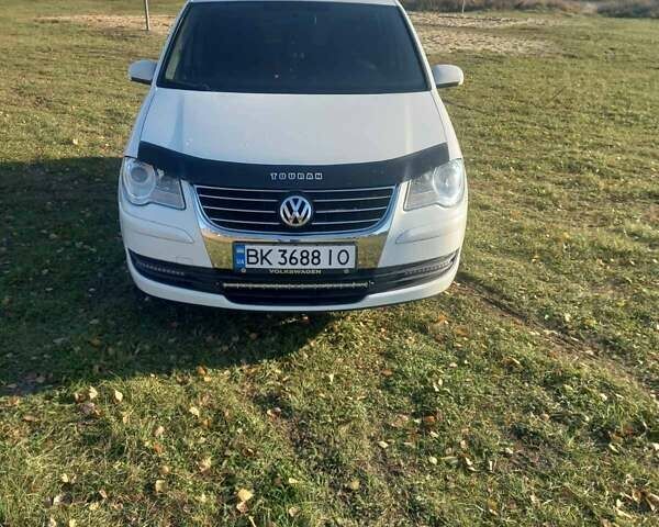 Белый Фольксваген Туран, объемом двигателя 1.39 л и пробегом 316 тыс. км за 8000 $, фото 1 на Automoto.ua