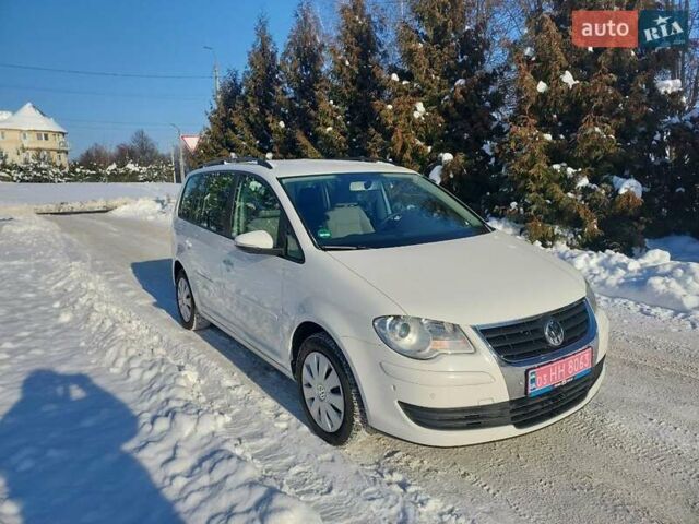 Белый Фольксваген Туран, объемом двигателя 1.4 л и пробегом 249 тыс. км за 7800 $, фото 1 на Automoto.ua