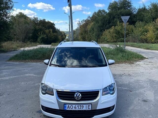 Білий Фольксваген Туран, об'ємом двигуна 2 л та пробігом 302 тис. км за 8200 $, фото 1 на Automoto.ua