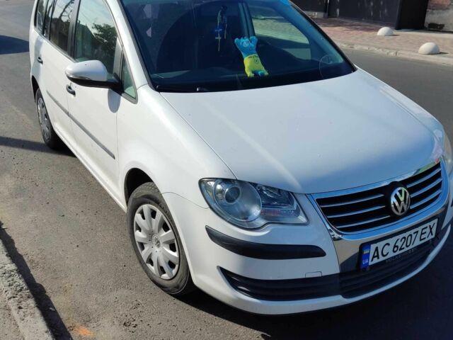 Белый Фольксваген Туран, объемом двигателя 1.9 л и пробегом 290 тыс. км за 10300 $, фото 1 на Automoto.ua