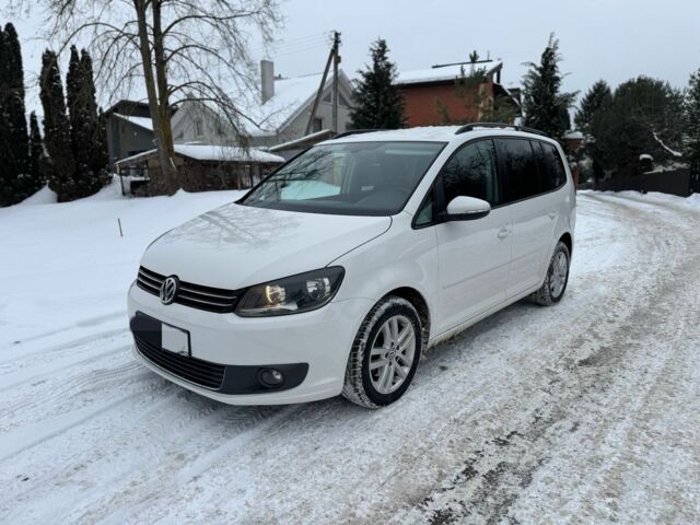 Белый Фольксваген Туран, объемом двигателя 1.6 л и пробегом 215 тыс. км за 5012 $, фото 1 на Automoto.ua