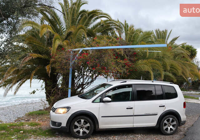 Белый Фольксваген Туран, объемом двигателя 1.39 л и пробегом 250 тыс. км за 10000 $, фото 1 на Automoto.ua