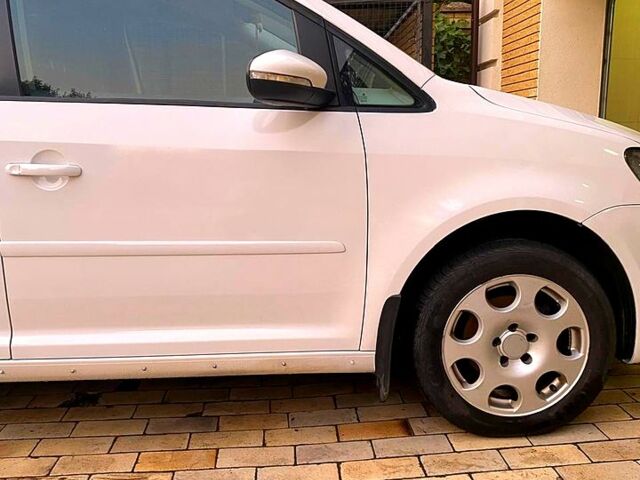 Белый Фольксваген Туран, объемом двигателя 1.6 л и пробегом 360 тыс. км за 9000 $, фото 1 на Automoto.ua